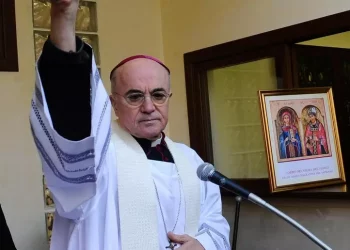 Il Vaticano ha scomunicato monsignor Viganò