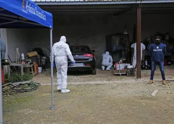 Inquirenti a caccia del covo di Messina Denaro, perquisizioni