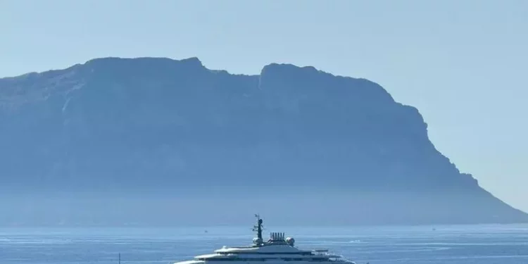 Jeff Bezos e Bill Gates in Sardegna coi loro mega yacht