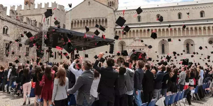 L’84,3% dei laureati trova lavoro, diplomati solo il 73,3%