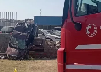 Perde controllo dell’auto e si schianta sul muro, muore 22enne