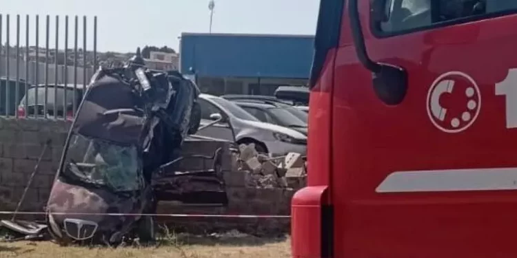 Perde controllo dell’auto e si schianta sul muro, muore 22enne
