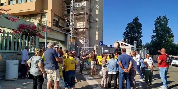 Protesta contro Thyrrenian link davanti a Comune Quartu