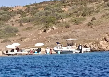 Sbarcano su isola protetta a Maddalena con tavoli e ombrelloni