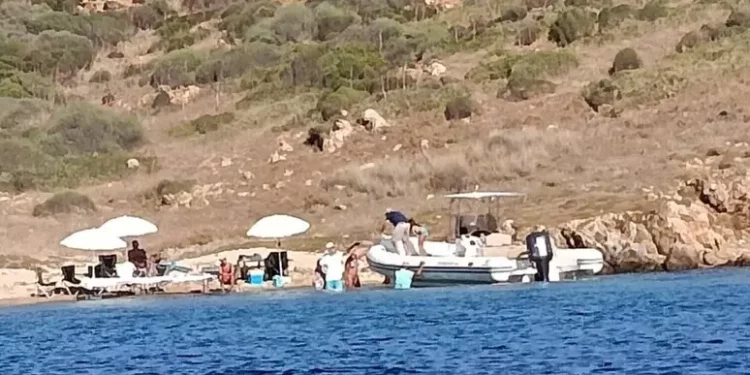 Sbarcano su isola protetta a Maddalena con tavoli e ombrelloni