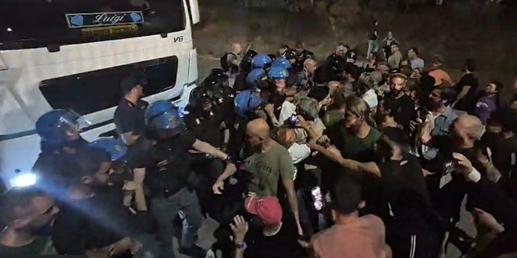 Forte tensione al porto di Oristano, blocchi stradali contro la speculazione energetica