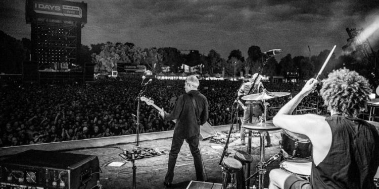 I Queens of the Stone Age cancellano il resto del tour europeo