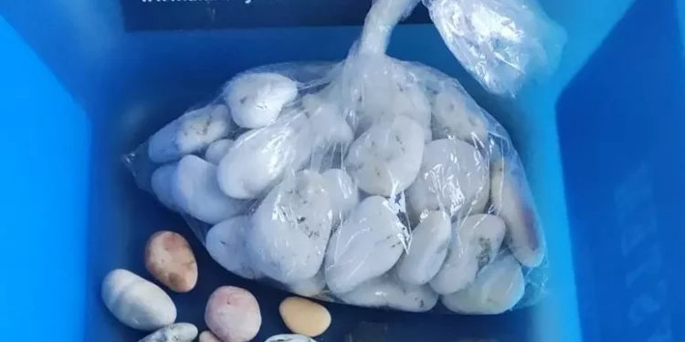 Spiagge sarde depredate, turisti fermati a Olbia con ciottoli