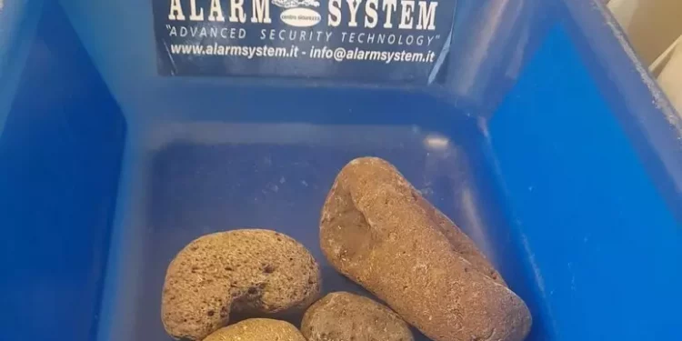 Spiagge sarde depredate, turisti svizzeri fermati a Olbia