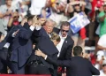 Trump ferito a un orecchio da spari a un comizio in Pennsylvania, ucciso l’attentatore