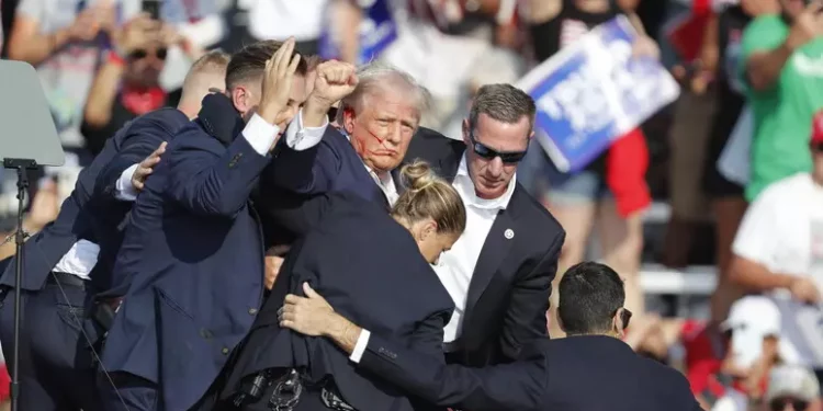 Trump ferito a un orecchio da spari a un comizio in Pennsylvania, ucciso l’attentatore