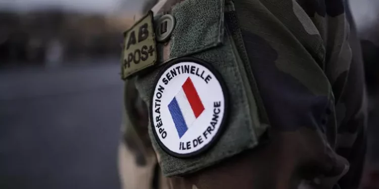 Un militare dell’antiterrorismo accoltellato a Parigi, 1 arresto