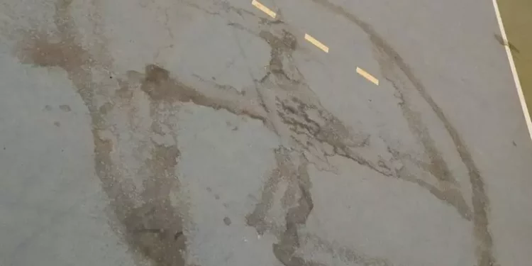 Svastica nel campo da basket prima di una gara in carrozzina