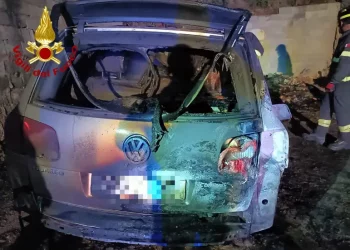 Auto in fiamme a Nuoro: intervengono i Vigili del Fuoco