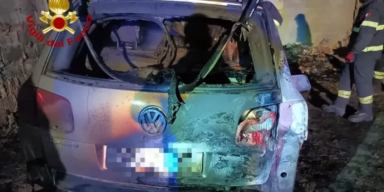 Auto in fiamme a Nuoro: intervengono i Vigili del Fuoco