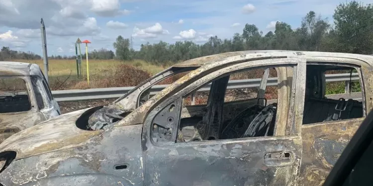 Assalto a portavalori nel Brindisino, spari e auto incendiate