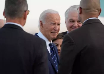 Joe Biden ha il Covid e ai suoi consiglieri chiede: ‘Kamala Harris può vincere?’