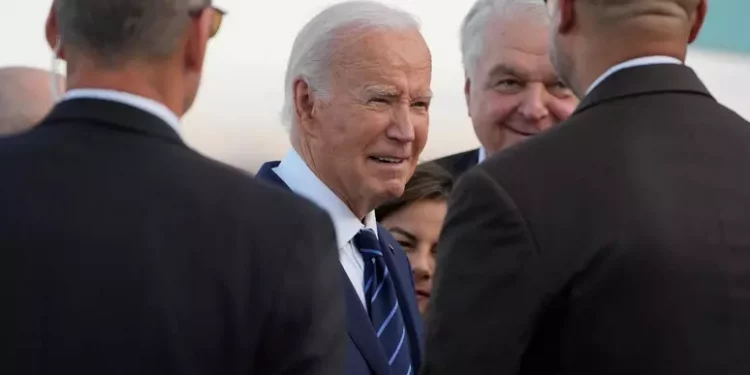 Joe Biden ha il Covid e ai suoi consiglieri chiede: ‘Kamala Harris può vincere?’