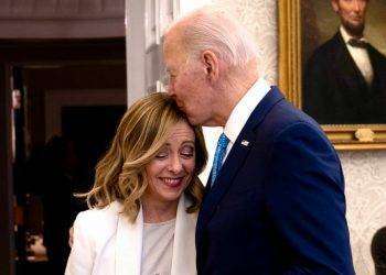 La destra sovranista ‘vende’ la Tim alla Kkr (c’è anche l’ex direttore della Cia Petraeus)