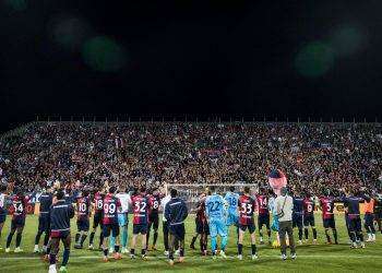 Calcio: Nicola sbarcato a Cagliari, l’abbraccio dei tifosi