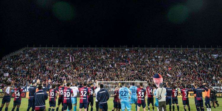 Calcio: Nicola sbarcato a Cagliari, l’abbraccio dei tifosi