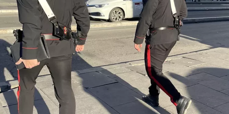 ‘Sequestra e violenta’ donna conosciuta sui social, arrestato