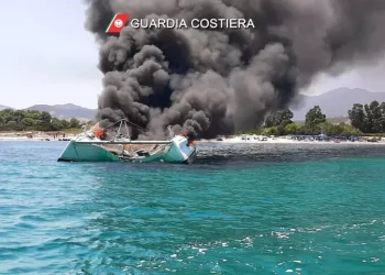 Catamarano in fiamme in Gallura, in salvo coppia di turisti