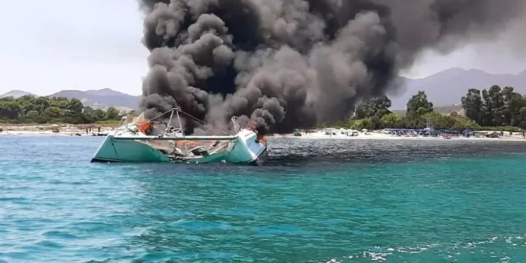Catamarano in fiamme in Gallura, in salvo coppia di turisti