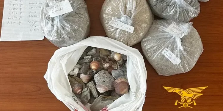 Tutela delle coste. Sequestrati 20 kg di sabbia e conchiglie