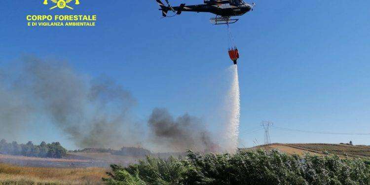 Fiamme a Gesico, in azione l’elicottero del Corpo Forestale