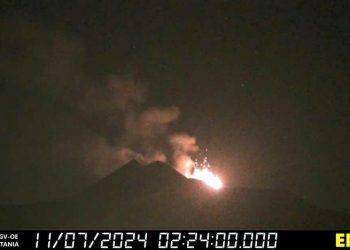 Etna: attività stromboliana e cenere vulcanica da Voragine