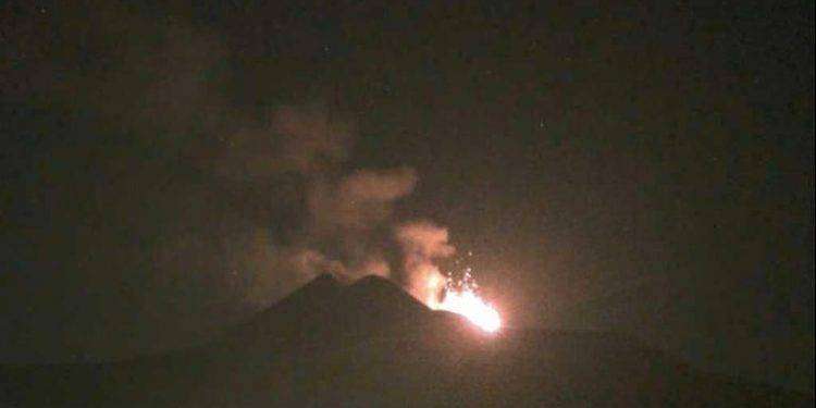Etna: attività stromboliana e cenere vulcanica da Voragine