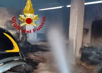 Villanova Monteleone, fienile distrutto dalle fiamme