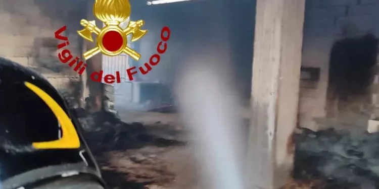 Villanova Monteleone, fienile distrutto dalle fiamme