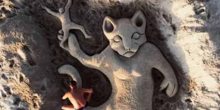 Gattino giù dal ponte, scultura di sabbia in spiaggia Sassari