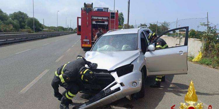 Perde il controllo dell’ auto e finisce sul palo della luce: tre feriti