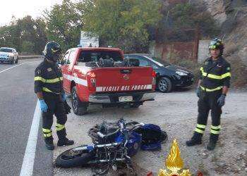 Tragedia nella notte a Dorgali, finisce fuori strada in moto: un morto: