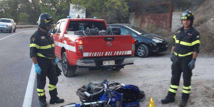 Tragedia nella notte a Dorgali, finisce fuori strada in moto: un morto: