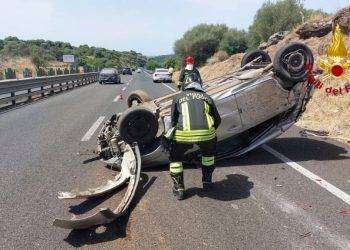 Si ribalta con l’auto sulla 131