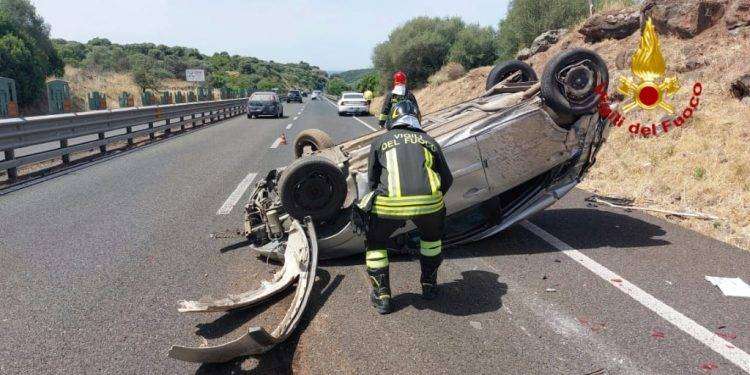 Si ribalta con l’auto sulla 131