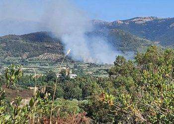 Fiamme a Gonnosfanadiga, in azione due elicotteri