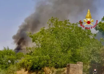 Impegnati per spegnere un incendio, morti 2 vigili del fuoco