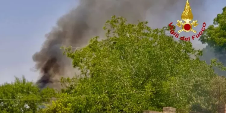 Impegnati per spegnere un incendio, morti 2 vigili del fuoco