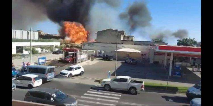 Inferno di fuoco a Quartu, ingenti i danni: fiamme ancora alte