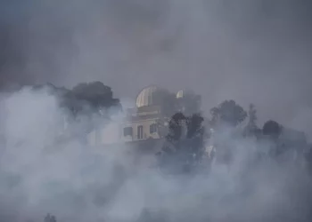 Vasto incendio a Roma su Monte Mario: le fiamme minacciano le case, evacuate 4 palazzine, la sede Rai e l’Osservatorio astronomico