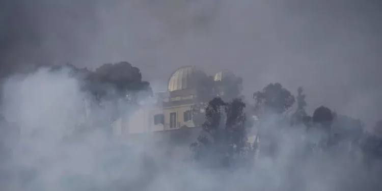 Vasto incendio a Roma su Monte Mario: le fiamme minacciano le case, evacuate 4 palazzine, la sede Rai e l’Osservatorio astronomico
