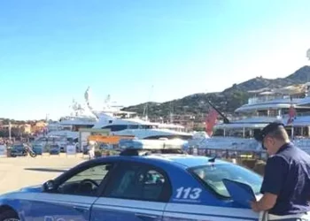 Ubriaco su auto di lusso a Porto Cervo, turista nei guai