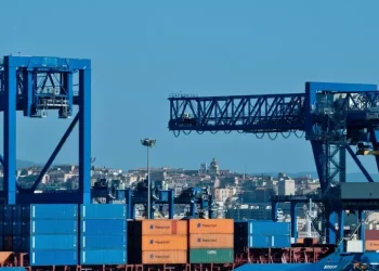 Schiacciato contro una parete, grave operaio a Cagliari