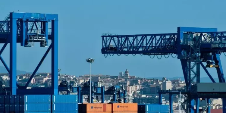 Schiacciato contro una parete, grave operaio a Cagliari