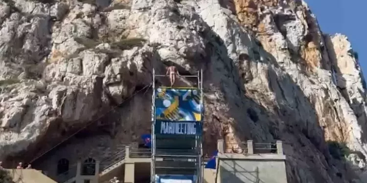 Porto Flavia regina del turismo per un weekend con gara tuffi